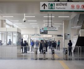 ঢাকা মেট্রোরেলে ভাড়া জালিয়াতি চক্র ‘কার্ড বদলে ফ্রি যাত্রা’: ফ্রি এন্ট্রি-এক্সিট বন্ধে যাত্রীদের ভোগান্তি