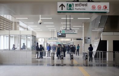 ঢাকা মেট্রোরেলে ভাড়া জালিয়াতি চক্র ‘কার্ড বদলে ফ্রি যাত্রা’: ফ্রি এন্ট্রি-এক্সিট বন্ধে যাত্রীদের ভোগান্তি