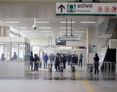 ঢাকা মেট্রোরেলে ভাড়া জালিয়াতি চক্র ‘কার্ড বদলে ফ্রি যাত্রা’: ফ্রি এন্ট্রি-এক্সিট বন্ধে যাত্রীদের ভোগান্তি